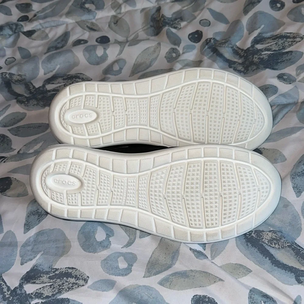 NWOT Black Women’s Crocs Casual Lightweight Slip On Sandals Size 8 Memory Foam - Picture 4 of 5